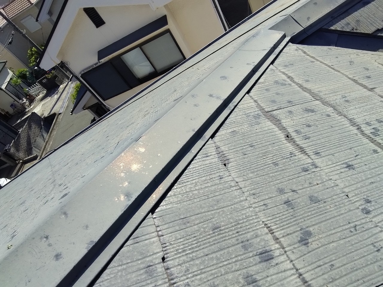 明石市　雹被害で隅棟部分棟包み板金へこみ